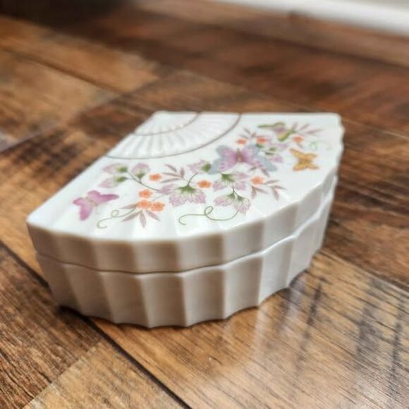 Vtg 1980 Porcelain Butterfly Floral Fan Trinket Box Avon Japan Coquette Garden - Picture 3 of 6